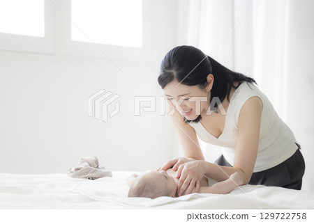 年輕的母親照顧她的孩子 129722758