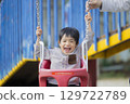 父母和孩子在公園玩耍 129722789