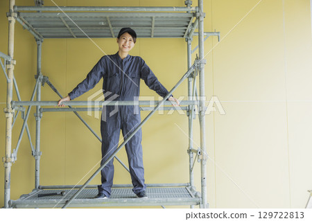 在建築工地工作的年輕女工 在建築工地工作的年輕女工 129722813
