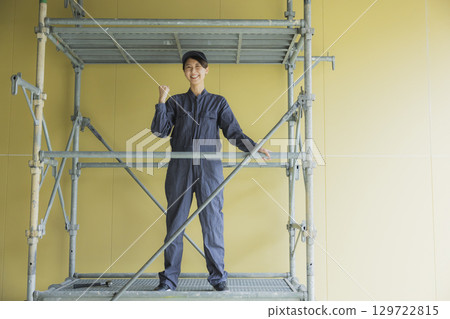 在建築工地工作的年輕女工 129722815