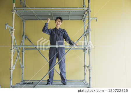 在建築工地工作的年輕女工 129722816