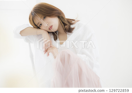 一個刷頭髮的女人 129722859