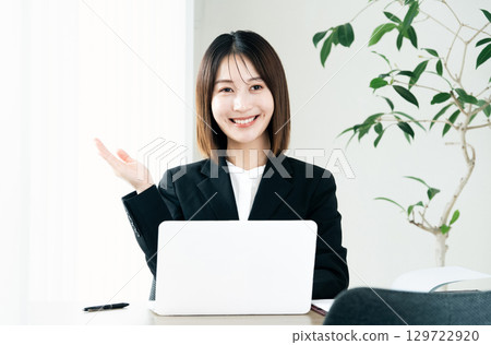 Young woman advisor 129722920