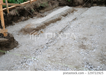 房屋地基工程(澆築混凝土前鋪設地板) 房屋地基工程(澆築混凝土前鋪設地板) 129722925