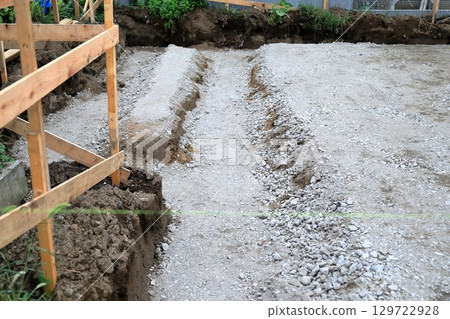 房屋地基工程(澆築混凝土前鋪設地板) 房屋地基工程(澆築混凝土前鋪設地板) 129722928