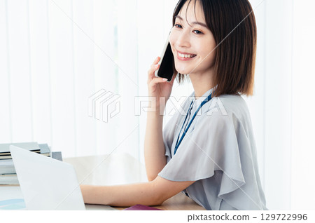 女人在辦公室打電話 129722996
