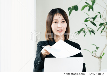 遞文件的女商人 129723034