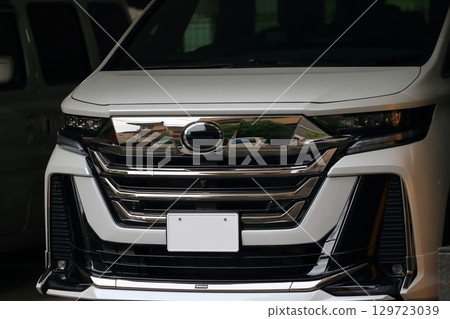 White minivan image 129723039