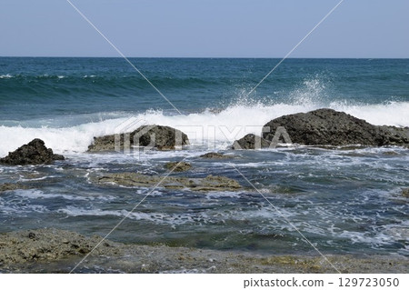 Rough waves of Shonai beach Sea of Japan 129723050