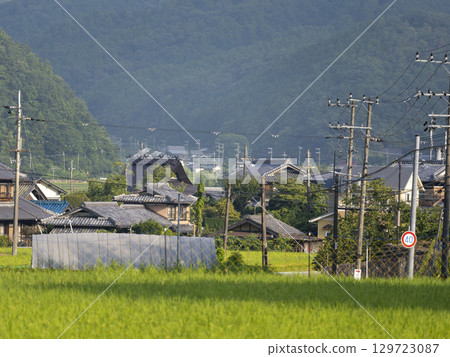 日式房屋和古民居林立的里山風景 日式房屋和古民居林立的里山風景 129723087