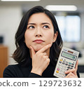 A woman with a flash of inspiration 129723632