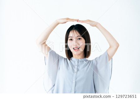 Woman in a circle pose 129723651