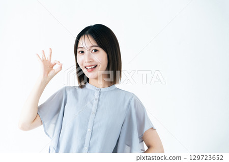 A woman who poses an OK 129723652