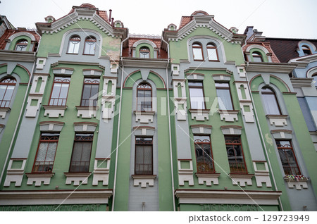 A group of people in front of a building 129723949