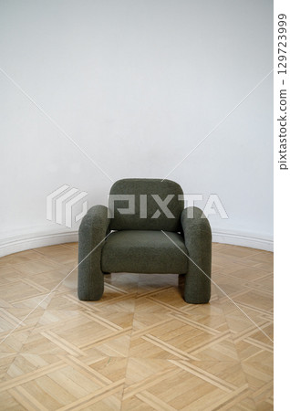 A chair sitting in a room 129723999