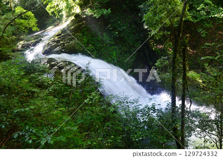 清爽的瀑布 129724332