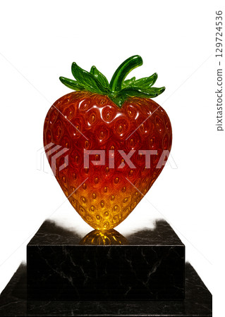 大理石上的水晶草莓 129724536