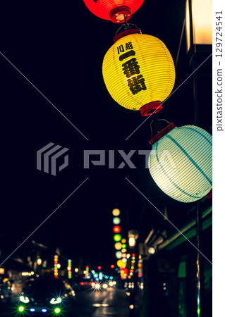 Lanterns at night after the summer festival Kawagoe Hyakumanto Summer Festival a-2 Emphasis on warm and cool colors 129724541