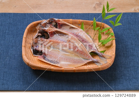 未加熱未煮熟。乾竹莢魚,乾竹莢魚,海鮮配料,乾竹莢魚片。 未加熱未煮熟。乾竹莢魚,乾竹莢魚,海鮮配料,乾竹莢魚片。 129724889