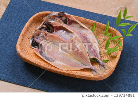 Unheated and uncooked. Dried horse mackerel, dried horse mackerel, seafood ingredients, dried filleted horse mackerel. 129724891