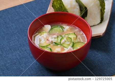 冷味噌湯飯糰,冷味噌湯,鄉土料理,夏季料理,冷味噌湯。配料有黃瓜、竹莢魚乾、豆腐、茗荷。 冷味噌湯飯糰,冷味噌湯,鄉土料理,夏季料理,冷味噌湯。配料有黃瓜、竹莢魚乾、豆腐、茗荷。 129725005