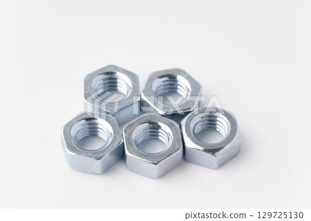 在白色背景的堅果 129725130