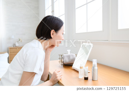 在家做皮膚護理的女人 在家做皮膚護理的女人 129725155