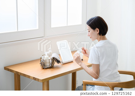 在家做皮膚護理的女人 在家做皮膚護理的女人 129725162