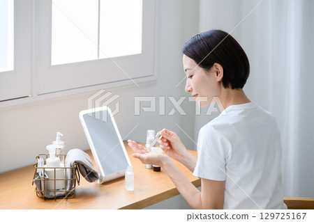 Woman doing skin care at home 129725167