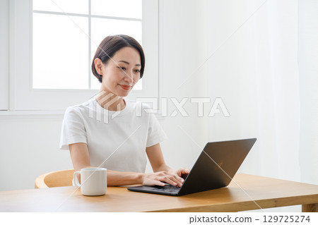 女人在家做遠程辦公 女人在家做遠程辦公 129725274