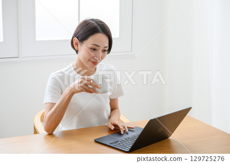 女人在家做遠程辦公 女人在家做遠程辦公 129725276