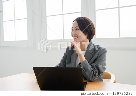女人在家做遠程辦公 女人在家做遠程辦公 129725282