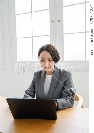 女人在家做遠程辦公 女人在家做遠程辦公 129725284