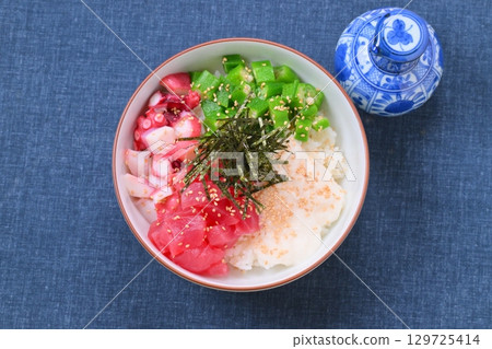 粘稠而奶油味的夏季海鮮碗，夏季菜餚，秋葵，磨碎的山藥，金槍魚和章魚。 129725414