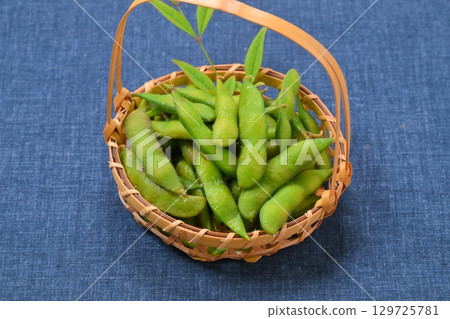 毛豆是一種經典的夏季小吃，由煮熟並加鹽的綠色大豆製成。 129725781