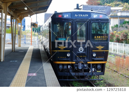 Let's go by the D&S Sightseeing Limited Express A train that stops at Misumi Station. Let's go by the D&S Sightseeing Limited Express A train that stops at Misumi Station. 129725818