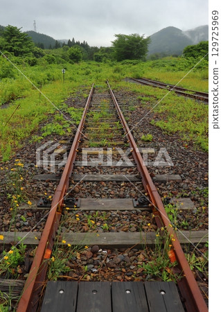 View of the train stop at Minamaya Station, the terminal station of the JR Tsugaru Line (Sotogahama Town, Aomori Prefecture) 129725969