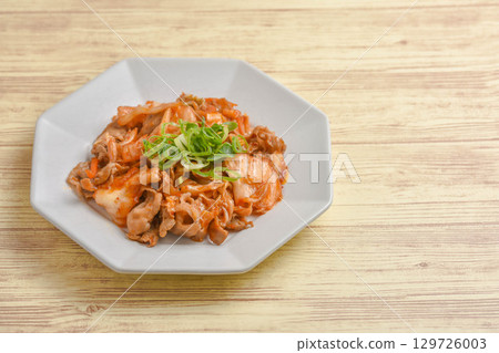 補充體力的菜餚:豬肉泡菜炒菜 補充體力的菜餚:豬肉泡菜炒菜 129726003