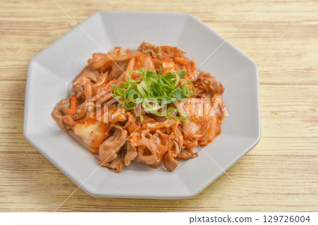 Stamina-boosting dish: Stir-fried pork and kimchi 129726004