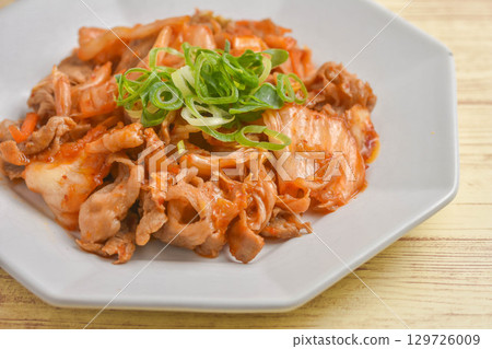 Stamina-boosting dish: Stir-fried pork and kimchi 129726009