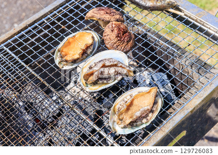 燒烤架上烤製的食物 129726083