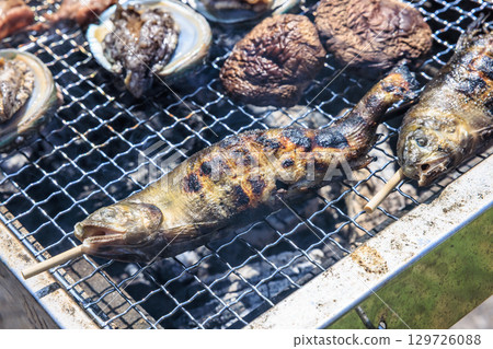 Food grilled on a barbecue grill 129726088