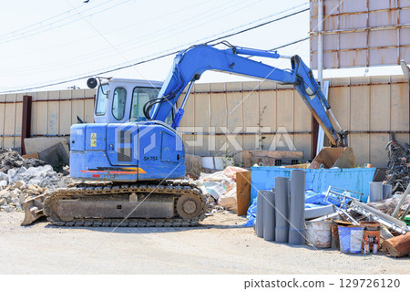 Power shovel working at a construction site Power shovel working at a construction site 129726120