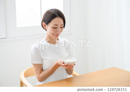 woman eating woman eating 129726151