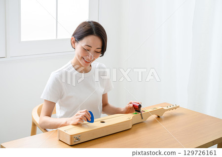 一位女士正在演奏布恩樂器 129726161