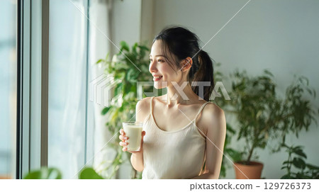 喝冰沙的女人 喝冰沙的女人 129726373