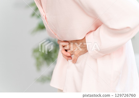 拿著她的胃的資深婦女 129726760