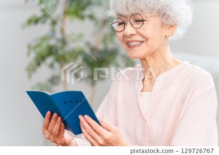 檢查她的退休金筆記本的高級婦女 129726767