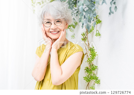 穿著黃色禮服的資深婦女 129726774