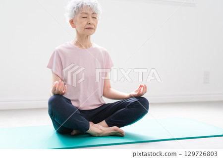 做瑜珈姿勢的高級女性，健康形象 129726803